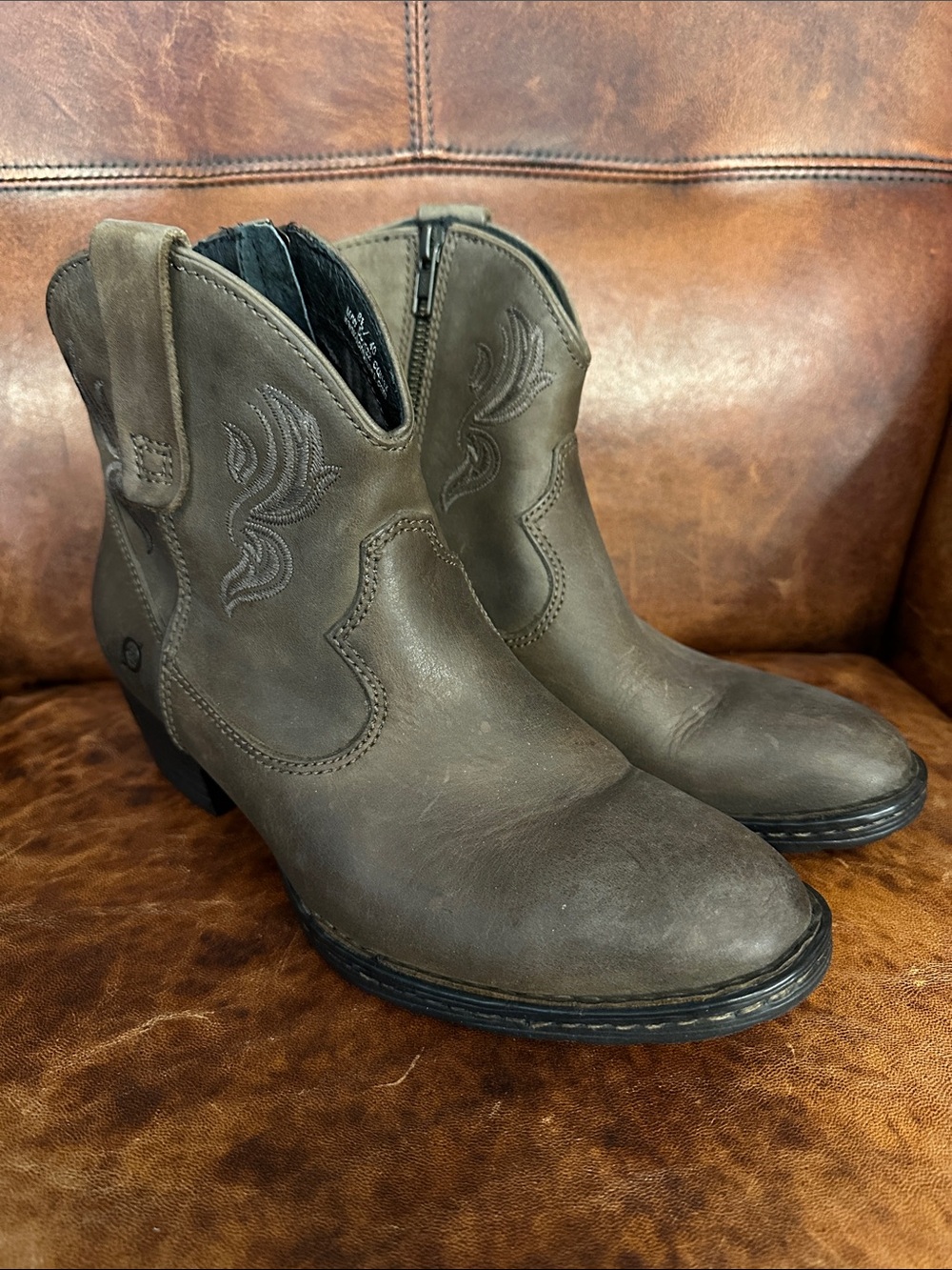 Born Women's 8.5 Taupe Western Short Cowgirl Booties